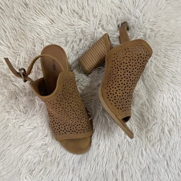 UNIVERSAL THREAD • Cognac Milliana Microsuede Heeled Peep Toe Sandals Shoes - Picture 1 of 5